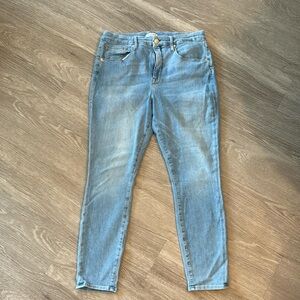 Good American skinny jean. Distressed on back pockets